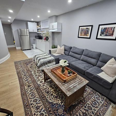Basement Apartment In Luxury Beach House トロント エクステリア 写真