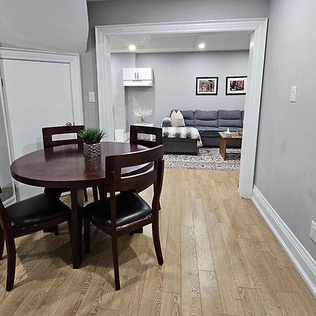 Basement Apartment In Luxury Beach House トロント エクステリア 写真
