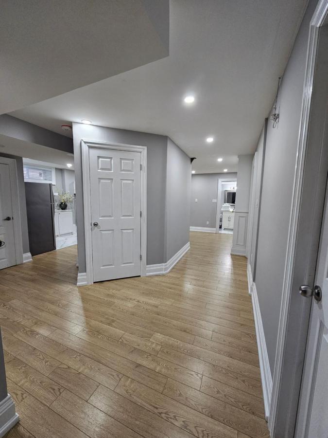 Basement Apartment In Luxury Beach House トロント エクステリア 写真