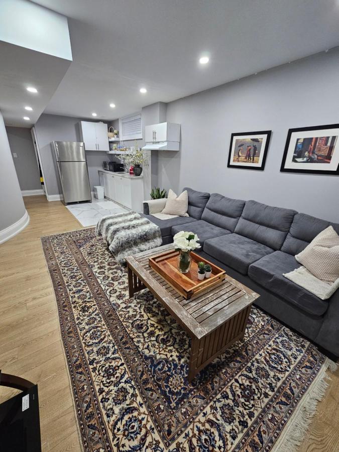 Basement Apartment In Luxury Beach House トロント エクステリア 写真