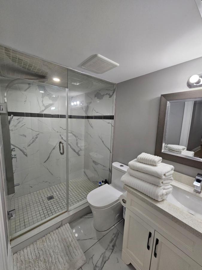Basement Apartment In Luxury Beach House トロント エクステリア 写真