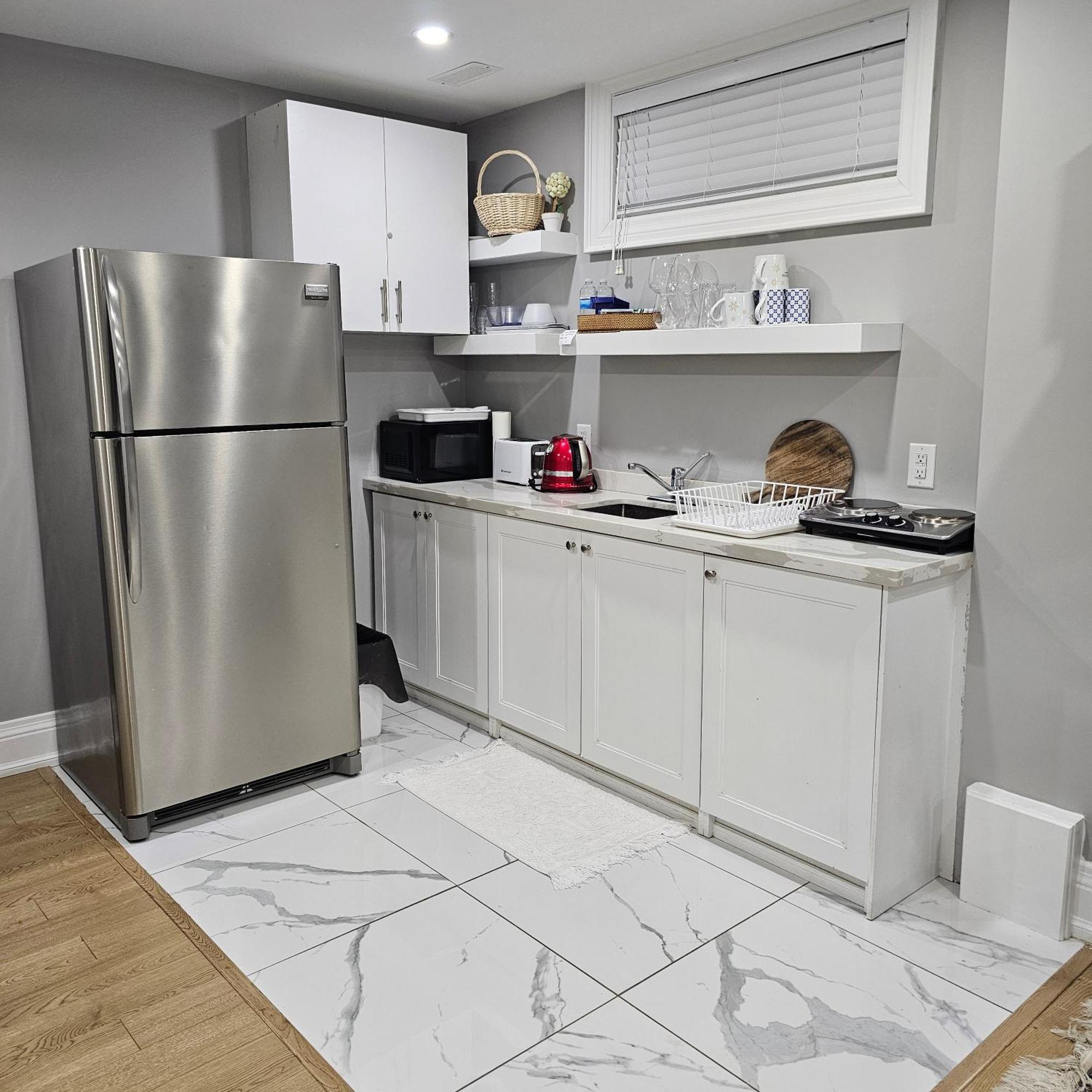 Basement Apartment In Luxury Beach House トロント エクステリア 写真