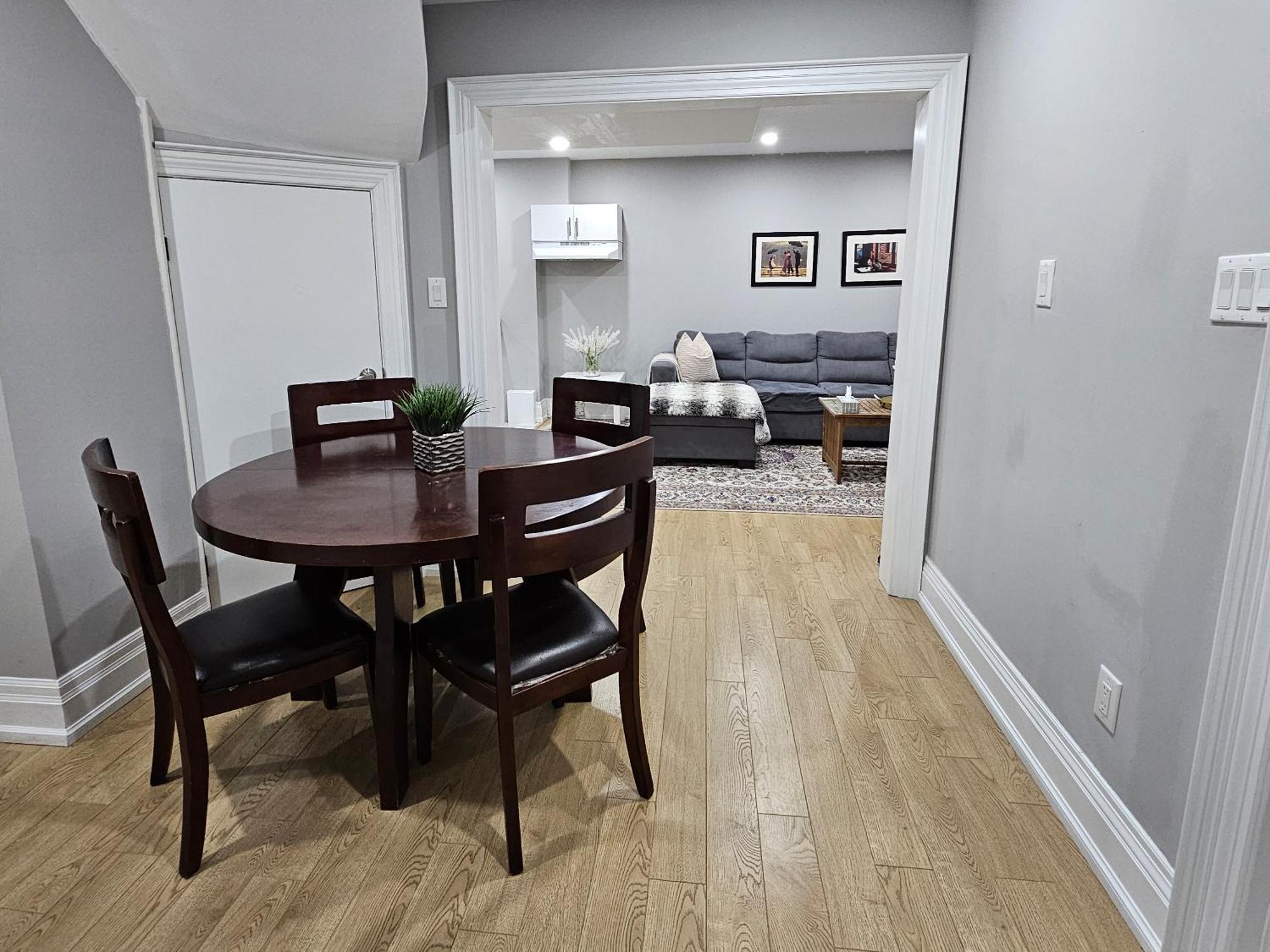 Basement Apartment In Luxury Beach House トロント エクステリア 写真