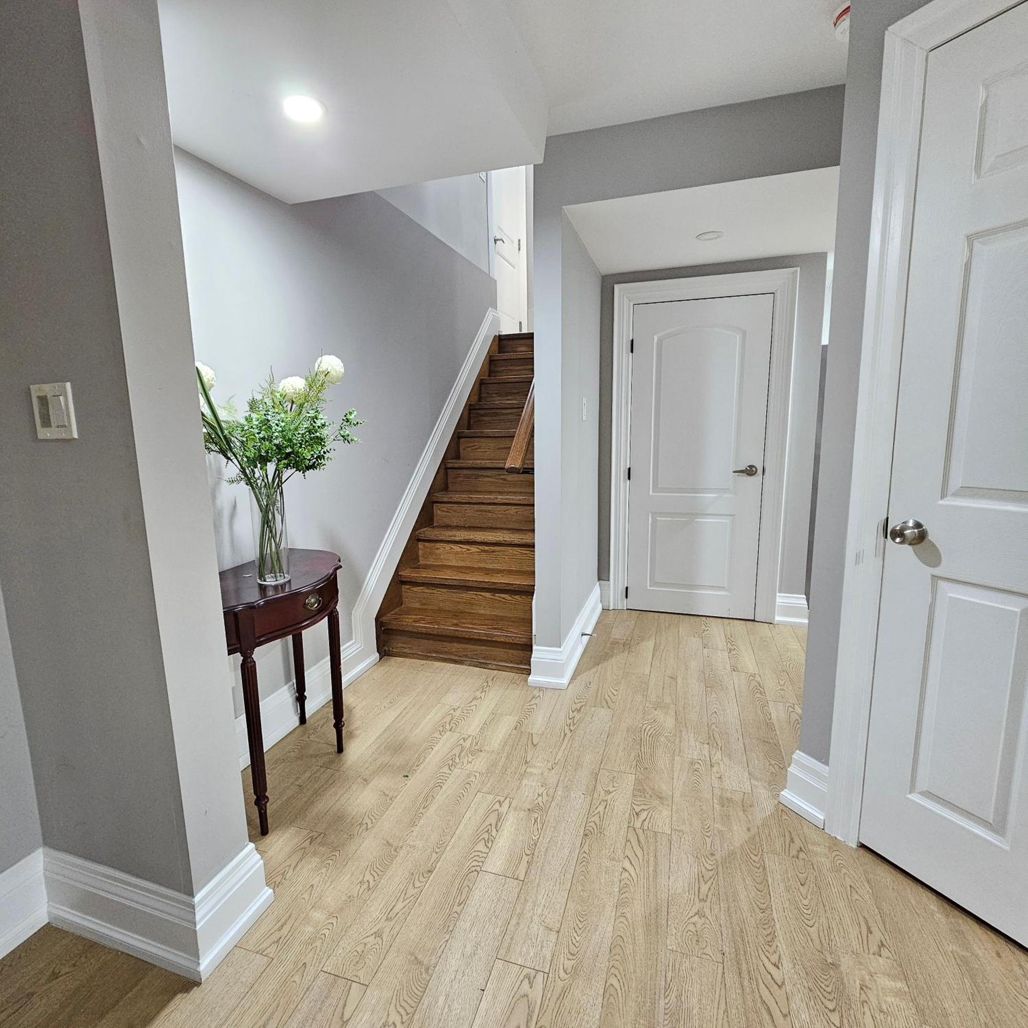 Basement Apartment In Luxury Beach House トロント エクステリア 写真
